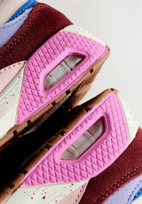 Sneakers z mixem materiałów, w tym z zamszu i siateczki, w kolorze burgundowym, różowym i lawendowym, z teksturowanym różowym akcentem i widoczną jednostką powietrzną.