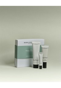 Ensemble de voyage soin par Marie-Stella-Maris, comprenant trois tubes : gel douche, crème pour les mains et baume à lèvres. Blanc avec texte noir, emballé dans une boîte.