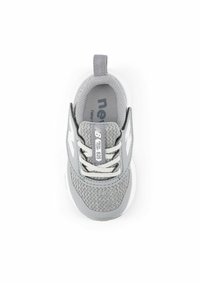 Sneaker per bambini in grigio e bianco con tessuto in rete, lacci elastici e marchio New Balance sulla linguetta e sui lati, vista dall'alto.