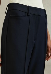 Reiss GABI FLARED  - Nadrágok - navy