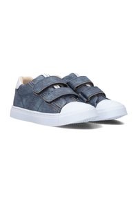 Blauwe denim sneakers met witte rubberen zolen, voorzien van twee klittenbandsluitingen en zichtbare stikaccenten. Ronde neus. Gladde textuur.