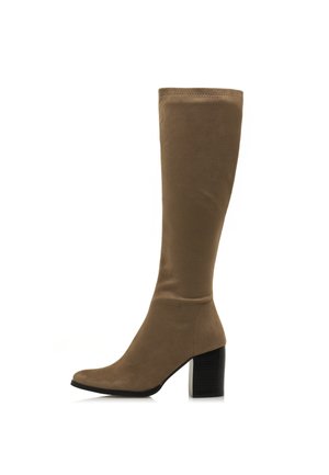 Botte en suède marron jusqu'aux genoux avec un bout pointu et un talon épais noir. Design simple, texture lisse et détails cousus en haut.