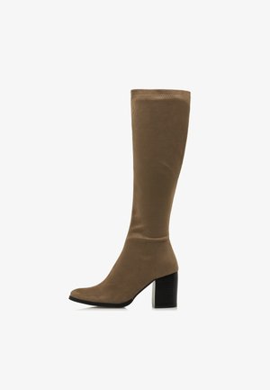 Botte en suède marron jusqu'aux genoux avec un bout pointu et un talon épais noir. Design simple, texture lisse et détails cousus en haut.