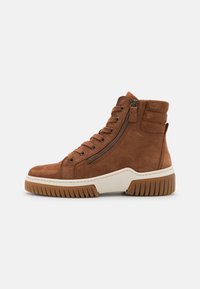 Brun mockaskinn högskurna stövlar med platta snören och sidoglider, med en vit mellansula och texturerad gummisula för grepp.