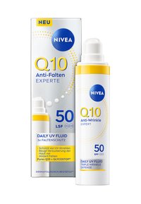 NIVEA Q10 Anti-Falten UV Fluid in einer weißen zylindrischen Flasche mit gelben Akzenten, SPF 50, präsentiert mit einer silbernen Box, die blaue und gelbe Schriftzüge zeigt.