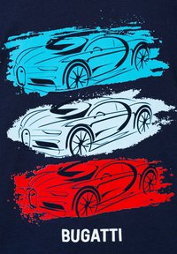 Tre illustrazioni stilizzate di auto Bugatti in turchese, bianco e rosso su uno sfondo blu navy, con la parola "BUGATTI" in bianco in basso.