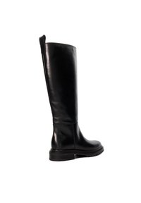 Botte noire en cuir à hauteur de genou, avec une texture lisse, un bout rond, une semelle robuste et une languette en haut pour un enfilage facile.