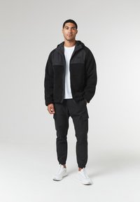 CLOSURE London CRINKLE PANEL JACKET - Overgangsjakke - black