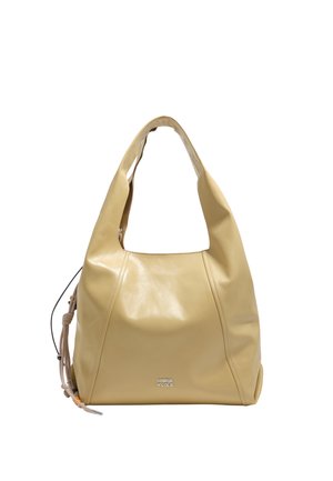 Bolso de mano de cuero beige con estructura suave, asa única y logo "BIMBA Y LOLA" en letras plateadas en el centro frontal.