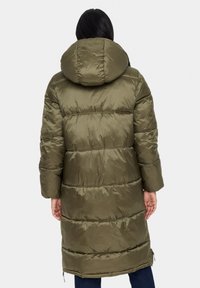 Olive zöld puffdzseki kapucnival, vízszintes varrással, fényes textúrával és oldalán cipzárokkal az alján.