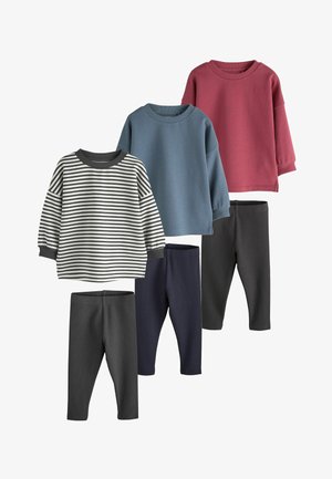Tre sæt børne langærmede bluser og leggings i grå striber, blå og mørk pink bluser med matchende mørke leggings.