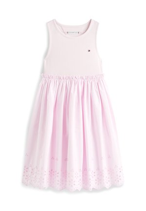 Vestido sin mangas de color rosa pálido con corpiño acanalado, cintura fruncida y un patrón floral recortado a lo largo del dobladillo.