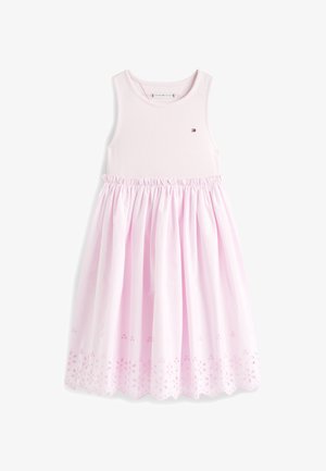 Haljina bez rukava blijedo ružičaste boje s bodikom rebraste teksture, nabranim strukom i cvjetnim izrezima uz rub.