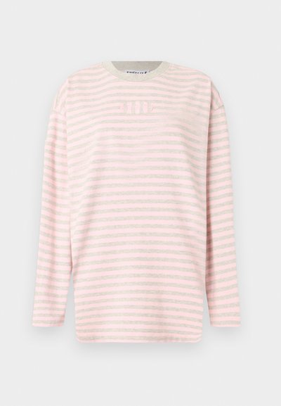 Μακρυμάνικη μπλούζα με στρογγυλή λαιμόκοψη, με ανοιχτό ροζ και μπεζ οριζόντιες ρίγες και διακριτικό κεντητό κείμενο σε απλό φόντο.