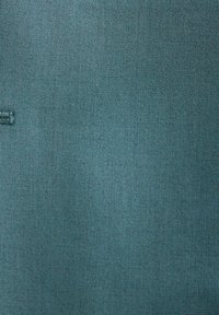 Tükises Gewebe mit feiner Textur, das eine gleichmäßige Webart aufweist. Minimalistisches Design ohne sichtbare Muster oder Hardware-Details.
