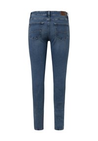 Vaqueros ajustados de denim azul oscuro con una textura suave, diseño de cinco bolsillos y un parche de cuero marrón en la cinturilla.