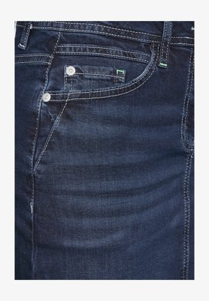 Donkerblauwe denim jeans met een soepele textuur, voorzien van een voorzak, zilveren knopen en contrasterende witte stiksels.