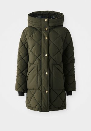 Oliivroheline tikandiga puffjakke koos kapuutsi, kuldsete nupudega, küljetaskute ja mustade kudumivarrukatega. Omab sirget lõiget.