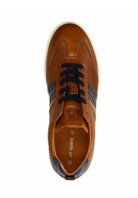 Sneaker in pelle marrone con texture perforata, strisce navy, punta tonda, lacci scuri e suola in gomma testurizzata. L'interno mostra il dettaglio del logo.