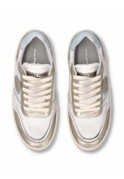 Sneakers bianchi con dettagli metallici, materiali in rete e pelle, punta rotonda, sottili dettagli blu e lati testurizzati. Stringhe di colore chiaro.
