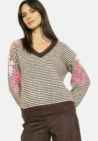 Maglione a righe a maglia con scollo a V, orlo marrone e maniche testurizzate decorate con ricami floreali in tonalità di rosa e arancio.