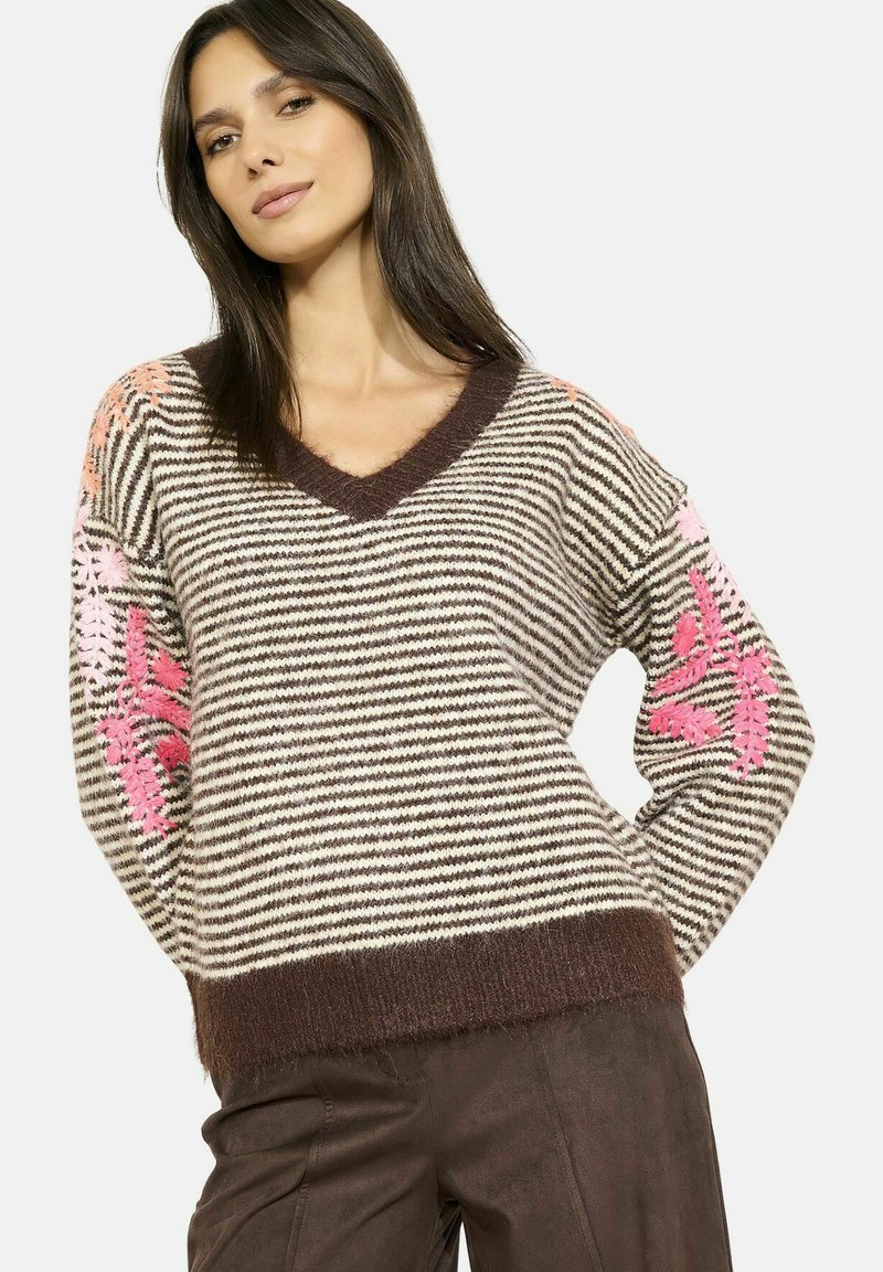 Maglione a righe a maglia con scollo a V, orlo marrone e maniche testurizzate decorate con ricami floreali in tonalità di rosa e arancio.