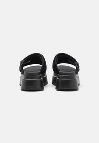 UGG CALLIE - Mules de tacón - black