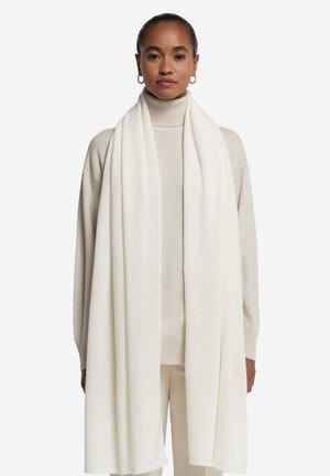 Hvidt tørklæde lavet af blødt stof, med en glat overflade og minimalistisk design, draperet omkring skuldrene over en beige rullekrave.