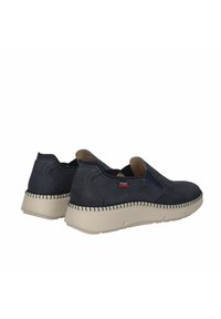Scarpe slip-on in suede blu navy con pannelli laterali elasticizzati, cuciture a contrasto e suola in gomma beige. Presenta un piccolo etichetta del brand sul lato.