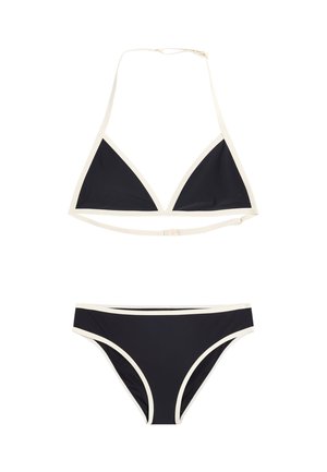Zwarte bikinitop met driehoekvorm en bijpassende low-rise broekjes met witte bies, weergegeven op een witte achtergrond.