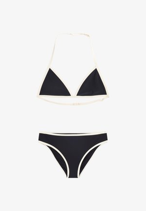 Zwarte bikinitop met driehoekvorm en bijpassende low-rise broekjes met witte bies, weergegeven op een witte achtergrond.