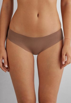 Bezszwowe brązowe hipsterskie majtki o miękkiej teksturze. Szeroki pas dobrze układa się na biodrach. Minimalistyczny design bez widocznych szwów.