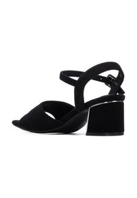 Sandalias de tacón de ante negro con punta abierta, correas cruzadas en el tobillo y un tacón grueso con un detalle brillante.