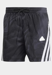 Pantaloni corti sportivi neri con finitura testurizzata, dotati di vita con cordino, design con tre strisce bianche e logo adidas a sinistra.