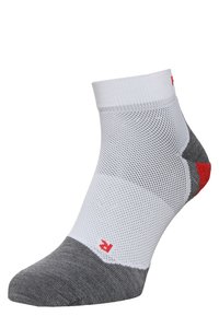 Chaussette de cheville grise et blanche avec un design en maille, présentant un bout et un talon gris uni, ainsi qu'une accent rouge sur le côté.