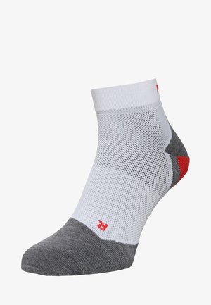 Chaussette de cheville grise et blanche avec un design en maille, présentant un bout et un talon gris uni, ainsi qu'une accent rouge sur le côté.