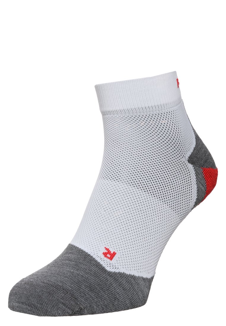 Chaussette de cheville grise et blanche avec un design en maille, présentant un bout et un talon gris uni, ainsi qu'une accent rouge sur le côté.