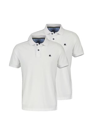 To hvide poloshirts med korte ærmer, knaplukning ved kraven og lille sort løvelogo på venstre bryst, vist mod hvid baggrund.