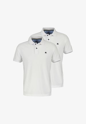 Zwei weiße Poloshirts mit kurzen Ärmeln, mit geknöpftem Kragen und kleinem schwarzen Löwenlogo auf der linken Brust, auf weißem Hintergrund präsentiert.