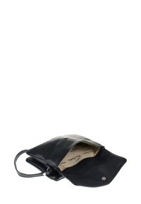 Borsa a tracolla in pelle nera con finitura testurizzata, design a patta aperta e interno caratterizzato da una fodera chiara con branding stampato.