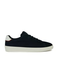 Sneaker in suede blu navy con accento bianco sul tallone e suola in gomma. Presenta una punta arrotondata e un design classico con lacci.