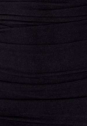 Zwart geribd stof met een geplooide textuur en horizontale lijnen, uniforme kleur en een zachte, rekbare kwaliteit.