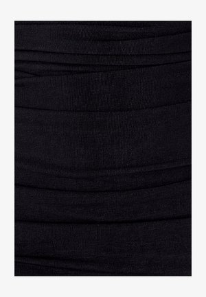 Czarna, prążkowana tkanina o marszczonej strukturze z poziomymi liniami, jednolitym kolorze oraz miękkiej, rozciągliwej jakości.