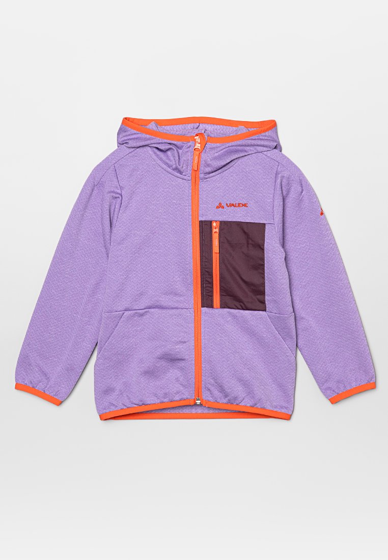 Giacca viola con cappuccio, cerniera arancione e dettagli. Presenta una tasca sul petto con un pannello viola scuro e polsini elasticizzati. Tessuto dalla texture particolare.
