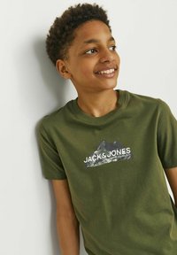 Grønne bomulds T-shirt med et bjergmotiv og teksten "JACK & JONES" i hvid. Korte ærmer og klassisk crew neck.