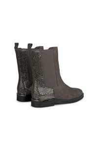 Stivaletti in suede grigi con accenti metallici brillanti sui pannelli laterali elastici. Texture liscia, punta arrotondata e suola nera a contrasto.
