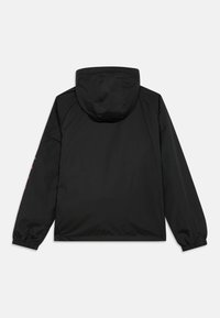 Fekete, könnyű kapucnis dzseki rugalmas mandzsettákkal, hátulról nézve, finom piros felirattal a bal ujján.