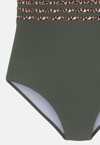 Bañador de cintura alta color verde oliva con detalles de estampado de leopardo y cintura en contraste. Textura suave con detalle de forro interior.