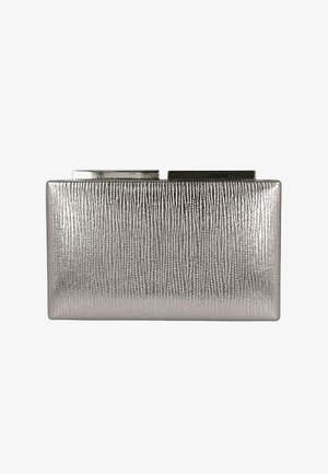 Clutch metálico plateado con acabado texturizado. Forma rectangular, diseño elegante, con cierre de broche seguro en la parte superior.