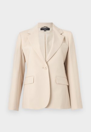 Blazer beige à un bouton avec revers crantés, deux poches à rabat et une poche poitrine à passepoil, présenté sur un fond blanc.